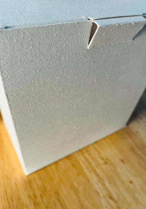 9 cajas de cartón + una caja de regalo en total 10 cajas